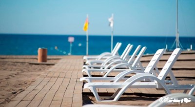 صندلی های حمام آفتاب کنار ساحل